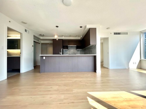 1003-8833 Hazelbridge Way, Richmond, BC - Indoor Photo Showing Kitchen