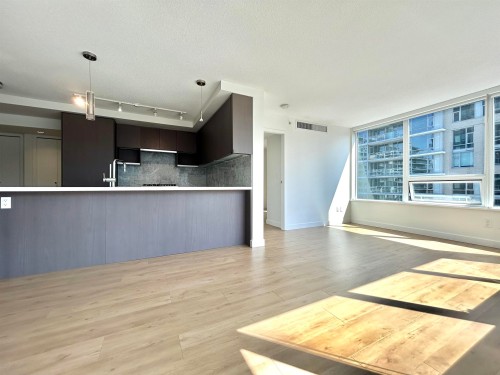 1003-8833 Hazelbridge Way, Richmond, BC - Indoor Photo Showing Kitchen