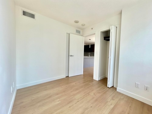 1003-8833 Hazelbridge Way, Richmond, BC - Indoor Photo Showing Other Room
