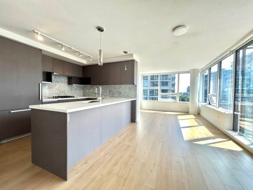1003-8833 Hazelbridge Way, Richmond, BC - Indoor Photo Showing Kitchen