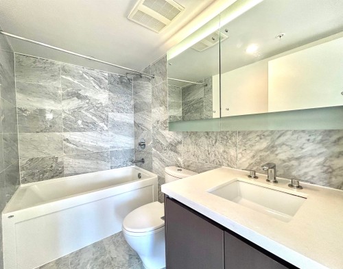 1003-8833 Hazelbridge Way, Richmond, BC - Indoor Photo Showing Bathroom
