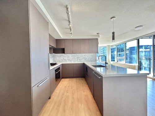 1003-8833 Hazelbridge Way, Richmond, BC - Indoor Photo Showing Kitchen With Upgraded Kitchen