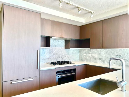 1003-8833 Hazelbridge Way, Richmond, BC - Indoor Photo Showing Kitchen With Upgraded Kitchen