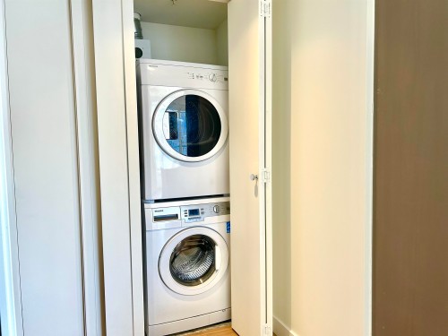1003-8833 Hazelbridge Way, Richmond, BC - Indoor Photo Showing Laundry Room