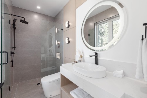 477 20Th Avenue W, Vancouver, BC - Indoor Photo Showing Bathroom
