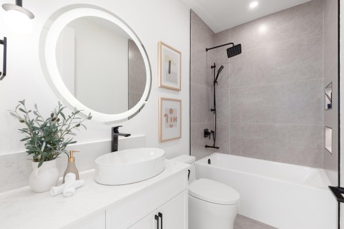 477 20Th Avenue W, Vancouver, BC - Indoor Photo Showing Bathroom