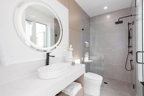 477 20Th Avenue W, Vancouver, BC - Indoor Photo Showing Bathroom