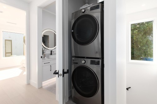 477 20Th Avenue W, Vancouver, BC - Indoor Photo Showing Laundry Room
