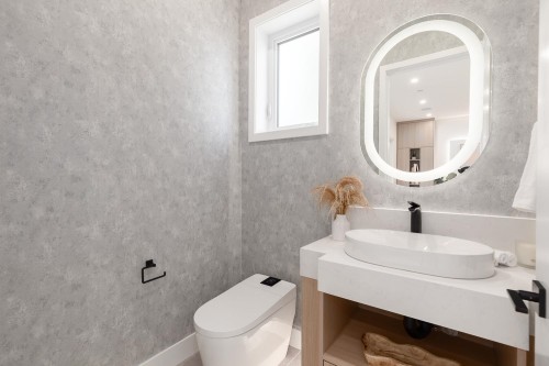 477 20Th Avenue W, Vancouver, BC - Indoor Photo Showing Bathroom