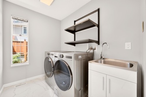 1237 Durant Drive, Coquitlam, BC - Indoor Photo Showing Laundry Room