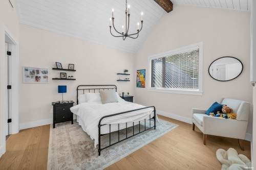 372 Moyne Drive, West Vancouver, BC - Indoor Photo Showing Bedroom