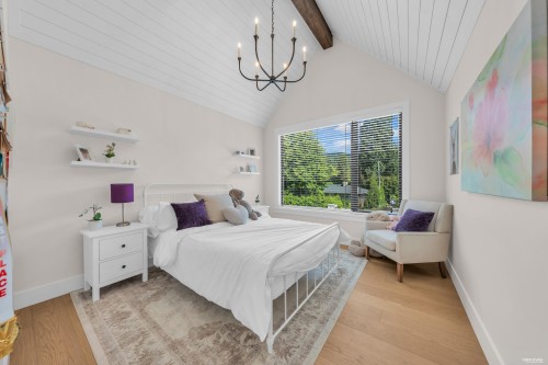 372 Moyne Drive, West Vancouver, BC - Indoor Photo Showing Bedroom