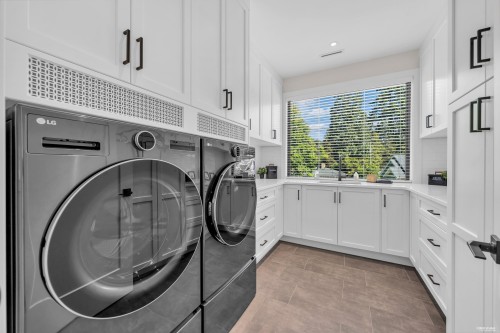 372 Moyne Drive, West Vancouver, BC - Indoor Photo Showing Laundry Room