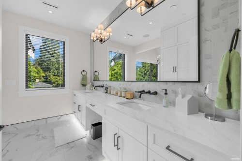 372 Moyne Drive, West Vancouver, BC - Indoor Photo Showing Bathroom