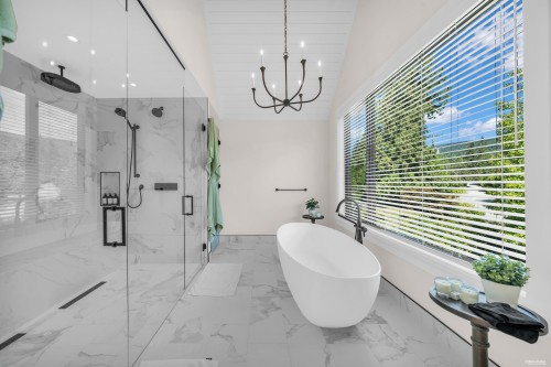 372 Moyne Drive, West Vancouver, BC - Indoor Photo Showing Bathroom
