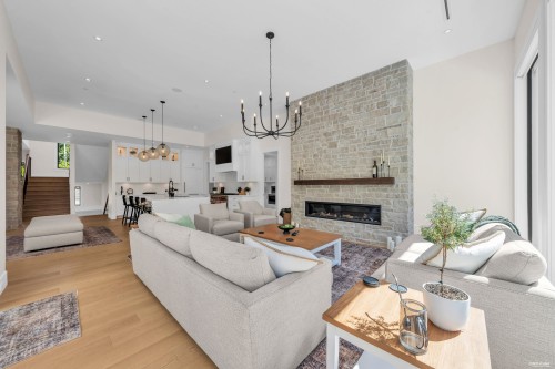 372 Moyne Drive, West Vancouver, BC - Indoor Photo Showing Living Room With Fireplace