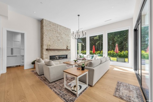 372 Moyne Drive, West Vancouver, BC - Indoor Photo Showing Living Room With Fireplace