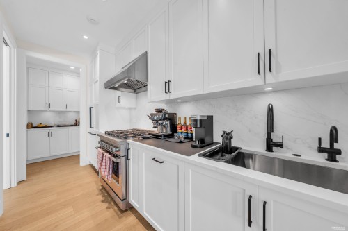 372 Moyne Drive, West Vancouver, BC - Indoor Photo Showing Kitchen With Double Sink With Upgraded Kitchen