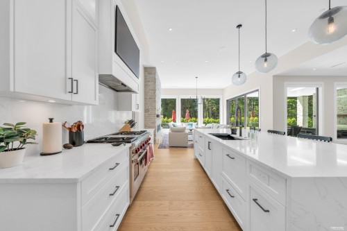 372 Moyne Drive, West Vancouver, BC - Indoor Photo Showing Kitchen With Upgraded Kitchen