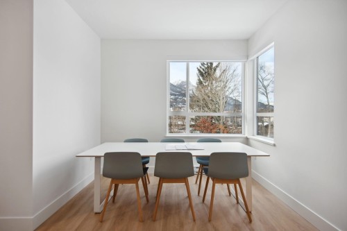 38087 Helm Way, Squamish, BC - Indoor Photo Showing Dining Room