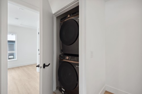 38087 Helm Way, Squamish, BC - Indoor Photo Showing Laundry Room