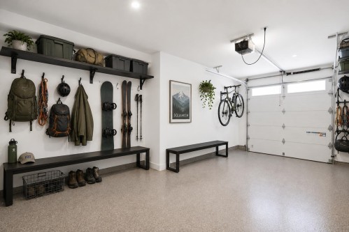 38087 Helm Way, Squamish, BC - Indoor Photo Showing Garage