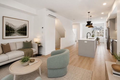 38087 Helm Way, Squamish, BC - Indoor Photo Showing Living Room