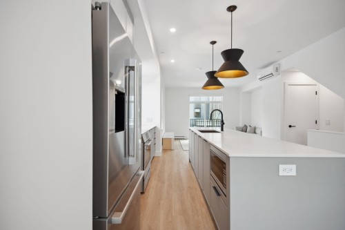 38087 Helm Way, Squamish, BC - Indoor Photo Showing Kitchen With Upgraded Kitchen