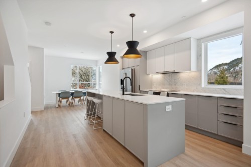 38087 Helm Way, Squamish, BC - Indoor Photo Showing Kitchen With Upgraded Kitchen
