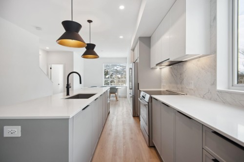 38087 Helm Way, Squamish, BC - Indoor Photo Showing Kitchen With Upgraded Kitchen