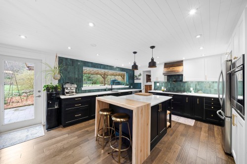 26996 Ferguson Avenue, Maple Ridge, BC - Indoor Photo Showing Kitchen With Upgraded Kitchen
