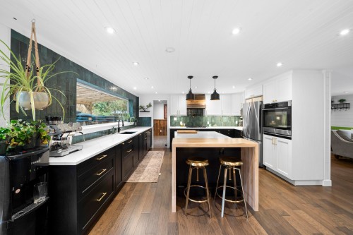 26996 Ferguson Avenue, Maple Ridge, BC - Indoor Photo Showing Kitchen With Upgraded Kitchen