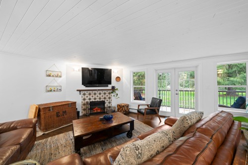 26996 Ferguson Avenue, Maple Ridge, BC - Indoor Photo Showing Living Room With Fireplace