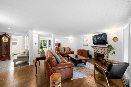 26996 Ferguson Avenue, Maple Ridge, BC - Indoor Photo Showing Living Room With Fireplace