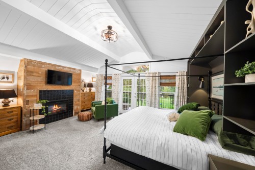 26996 Ferguson Avenue, Maple Ridge, BC - Indoor Photo Showing Bedroom With Fireplace