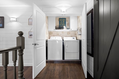 26996 Ferguson Avenue, Maple Ridge, BC - Indoor Photo Showing Laundry Room