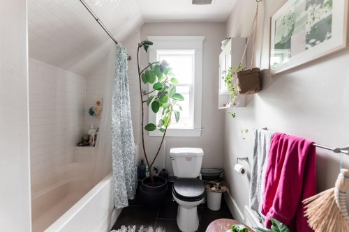 1924 Kitchener Street, Vancouver, BC - Indoor Photo Showing Bathroom