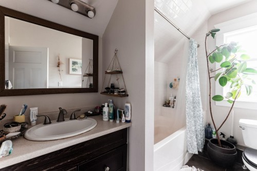 1924 Kitchener Street, Vancouver, BC - Indoor Photo Showing Bathroom
