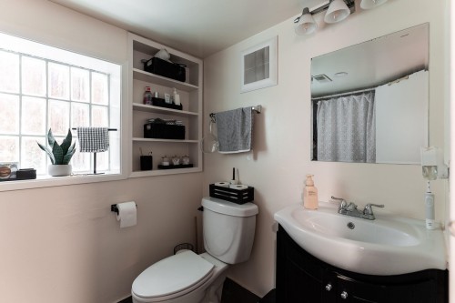 1924 Kitchener Street, Vancouver, BC - Indoor Photo Showing Bathroom
