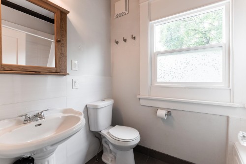 1924 Kitchener Street, Vancouver, BC - Indoor Photo Showing Bathroom