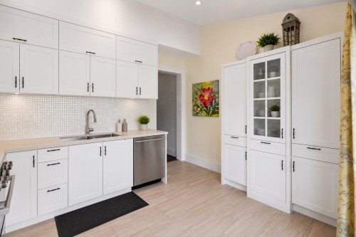 3541 8Th Avenue W, Vancouver, BC - Indoor Photo Showing Kitchen