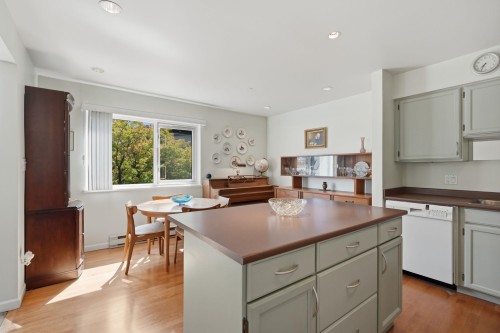 1344 7Th Avenue W, Vancouver, BC - Indoor Photo Showing Kitchen