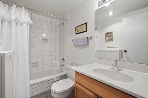1344 7Th Avenue W, Vancouver, BC - Indoor Photo Showing Bathroom