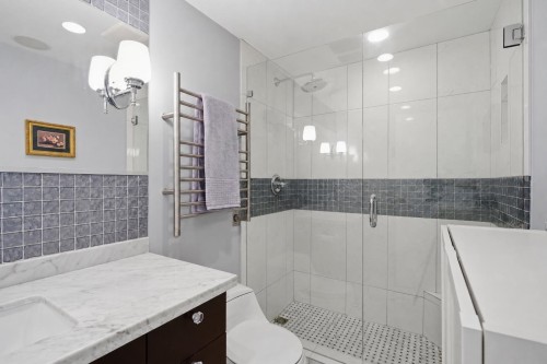 1344 7Th Avenue W, Vancouver, BC - Indoor Photo Showing Bathroom