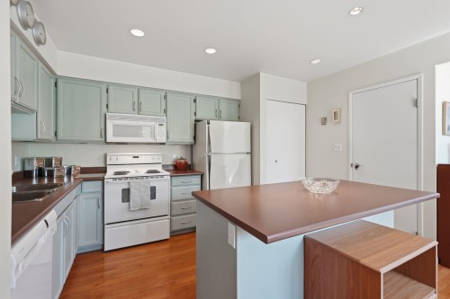 1344 7Th Avenue W, Vancouver, BC - Indoor Photo Showing Kitchen