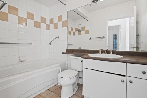 3027 7Th Avenue W, Vancouver, BC - Indoor Photo Showing Bathroom