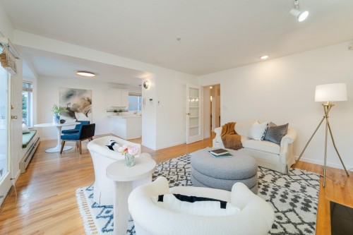 4682 14Th Avenue W, Vancouver, BC - Indoor Photo Showing Living Room