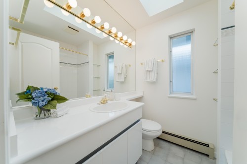 4682 14Th Avenue W, Vancouver, BC - Indoor Photo Showing Bathroom