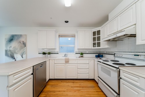 4682 14Th Avenue W, Vancouver, BC - Indoor Photo Showing Kitchen