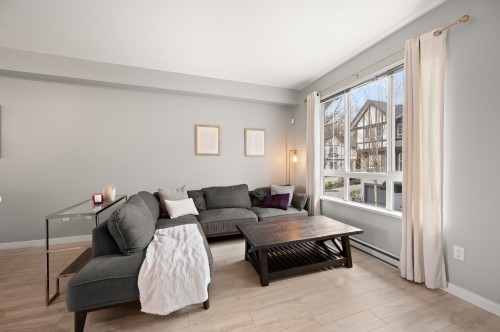 27-1338 Hames Crescent, Coquitlam, BC - Indoor Photo Showing Living Room